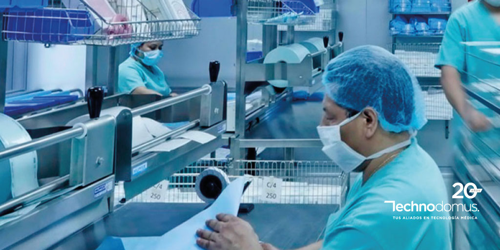 Médico en una central de esterilización validando el proceso de trazabilidad de reprocesamiento de dispositivos médicos